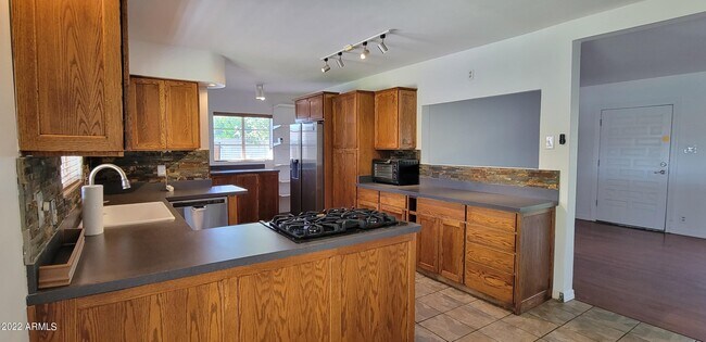 Building Photo - 1807 E San Miguel Ave