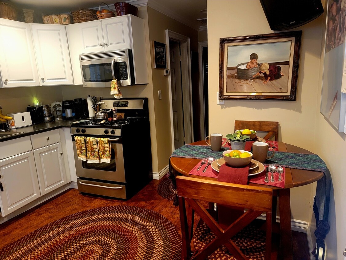 Kitchen/Table - 2141 Westminster Dr