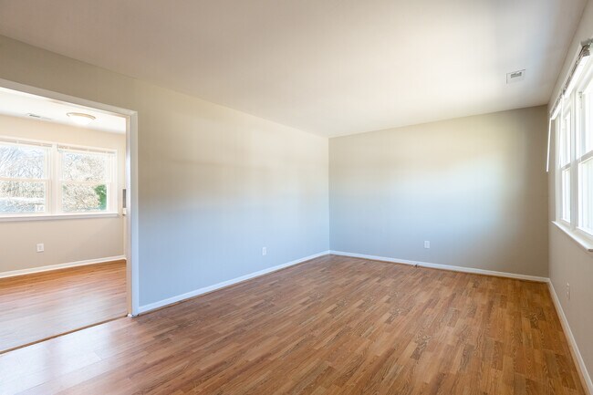 Family Room - 103 Knight Pl
