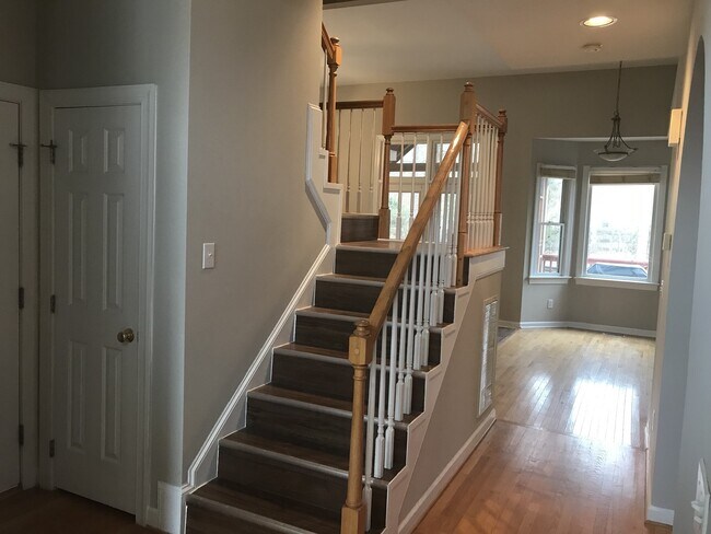Foto del edificio - Beautiful 4 Bedroom Single Family Home wit...