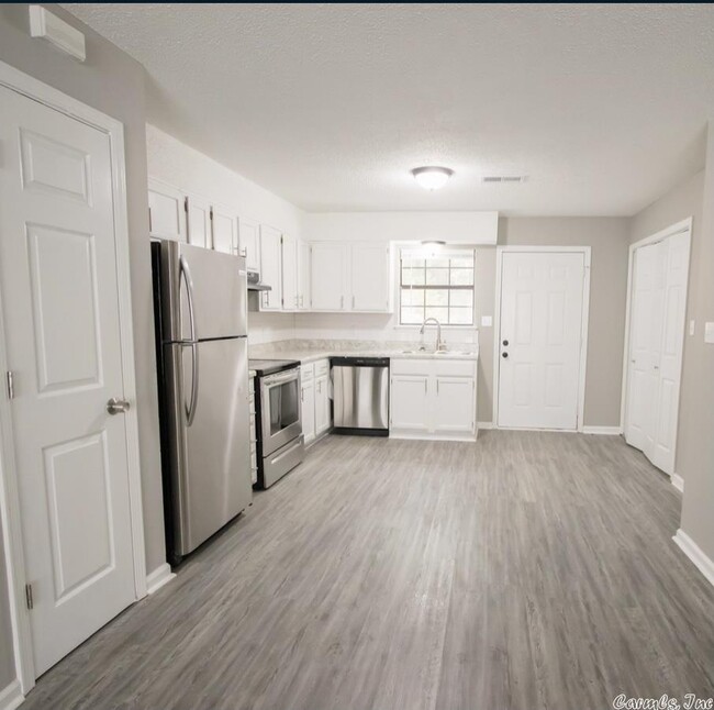 Building Photo - 1800 Labette Manor Dr