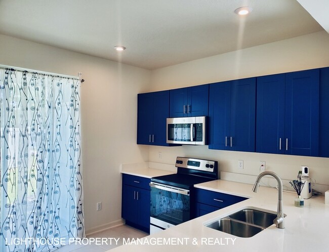 Foto del edificio - Charming, Newly Built 2 Bed/2.5 Bath Townh...