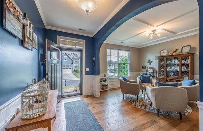 Building Photo - Bright & Open 3 Bed 2.5 Bath Home W/ First...