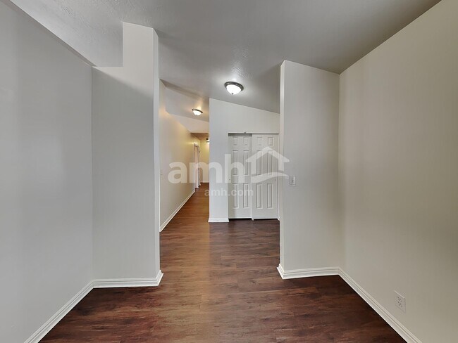 Foto del edificio - 4987 W Woodbend Rd