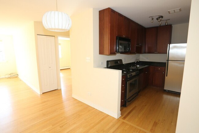 Building Photo - 622 W Wrightwood Ave