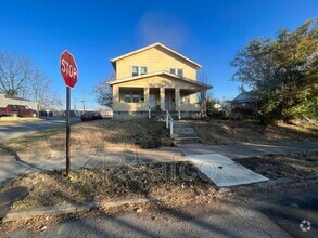 Building Photo - 900 E 13th Ave