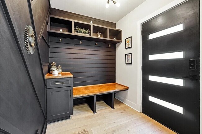 Foto del edificio - 2450 Hillcrest Dr