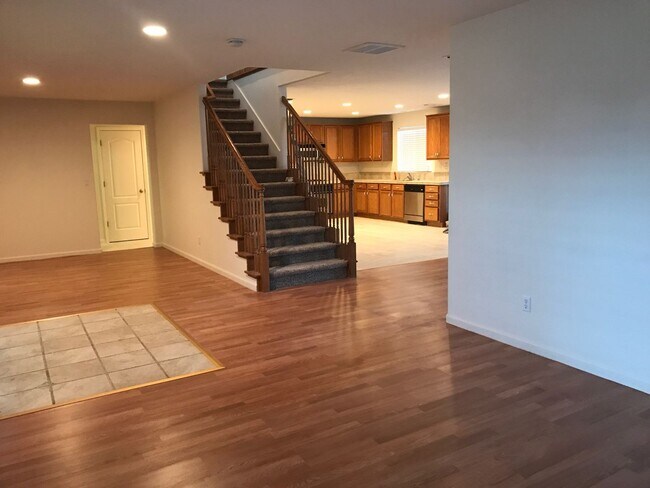 Building Photo - 4 bed/ 2.5 ba house - Plumas Lake area