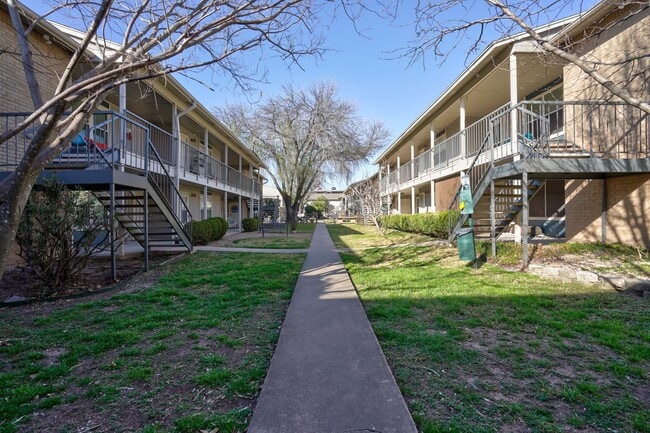 Building Photo - 2450 Ashdale Dr