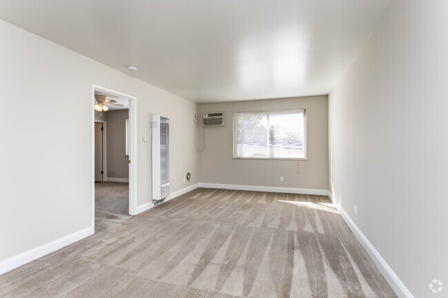 1BR, 1BA - 515-620 SF - Royal Neil Apartments