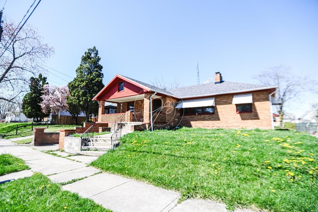 Foto principal - 3 bed 2 bath with over 1200 sq feet of space! Many updates! Garage included!