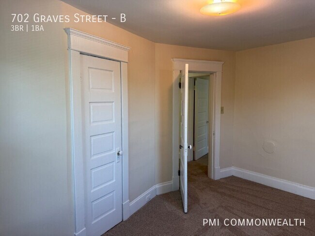 Building Photo - 702 Graves St
