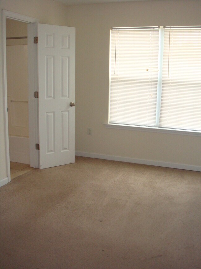 Building Photo - 1714 B Almond Tree Place