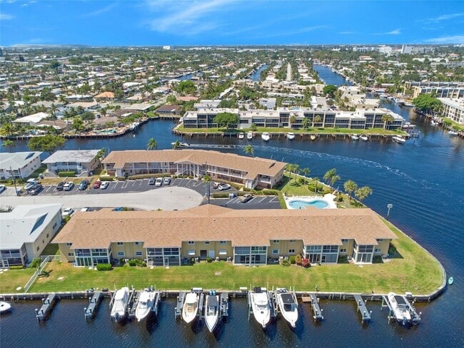 Building Photo - 700 SE 7th Ave