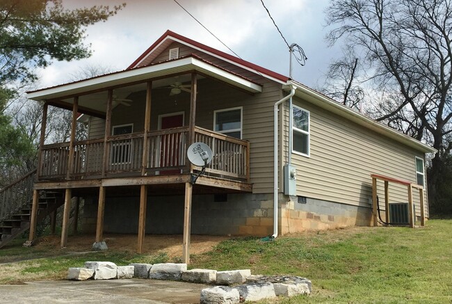 Charming 2-Bedroom Home with Porch & Stora... - Charming 2-Bedroom Home with Porch & Stora...