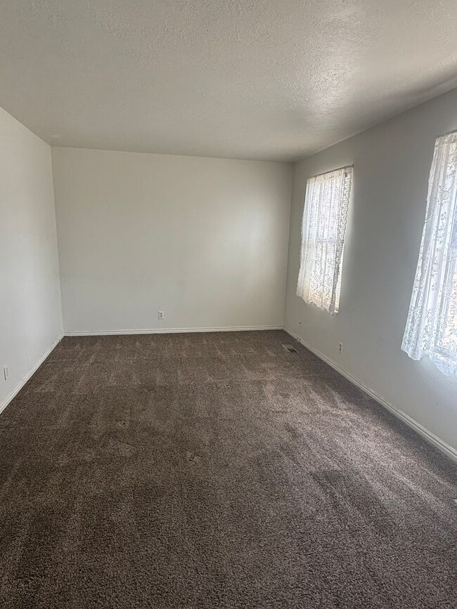Building Photo - Beautiful Kaysville townhouse