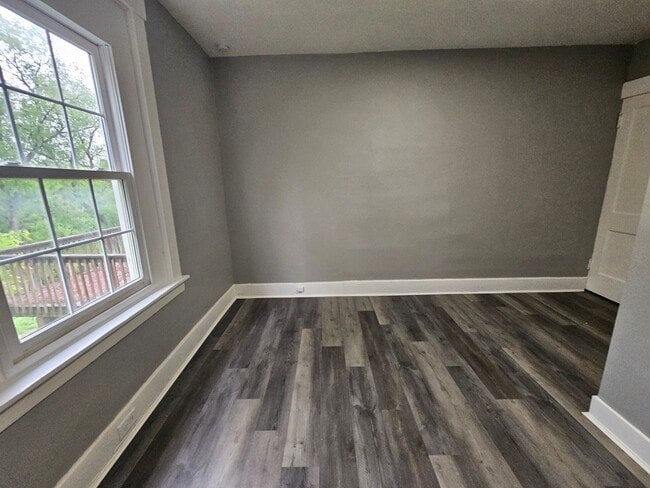 Building Photo - Fully updated 1 bedroom 1 bath apartment f...