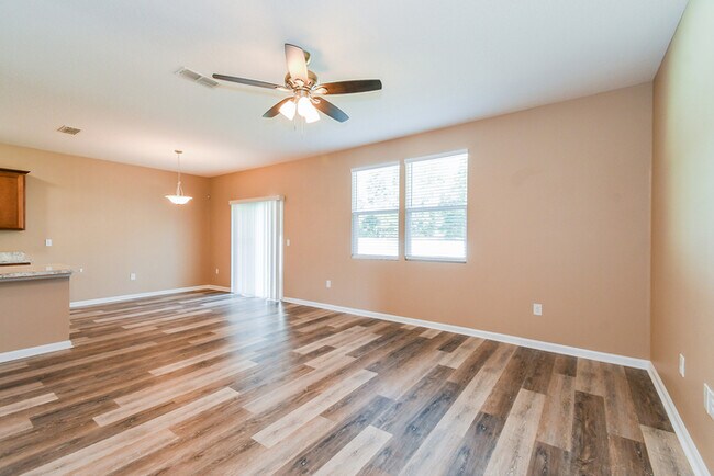 Foto del edificio - Spacious 5-Bedroom Home