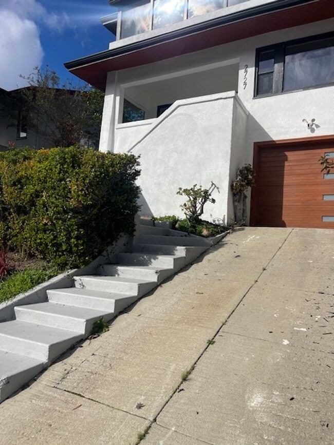 Building Photo - 4 Bed 3 Bath - Spacious Backyard and Garag...