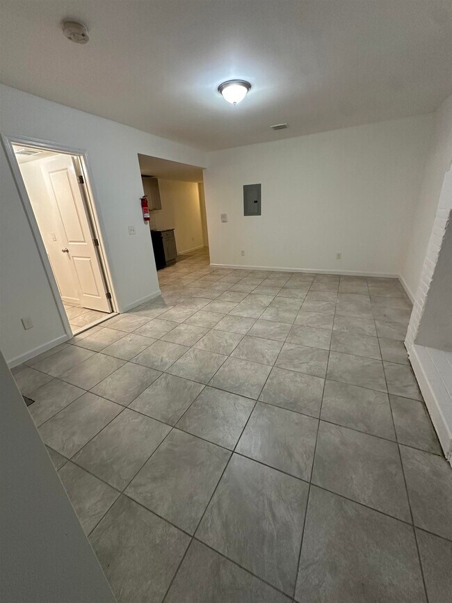 Building Photo - 585 Bramhall Ave