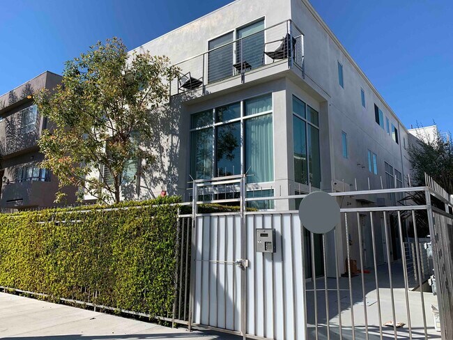 Foto del edificio - 6133 Fountain Ave