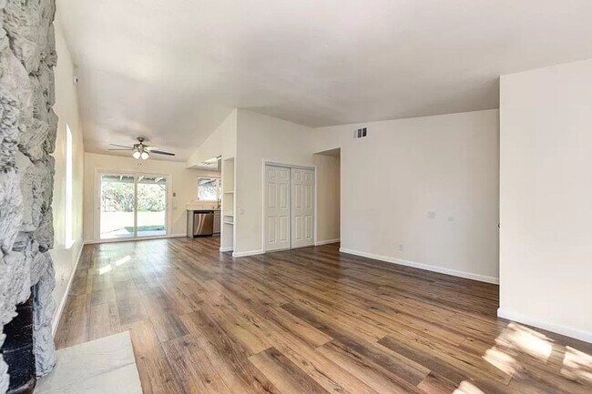 Building Photo - Beautiful 4 Bedroom, 2 Bath Sacramento Hom...