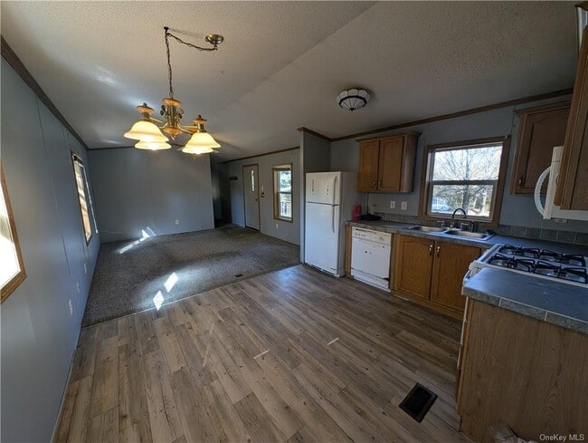 Building Photo - 13 Tanglewood Park Dr
