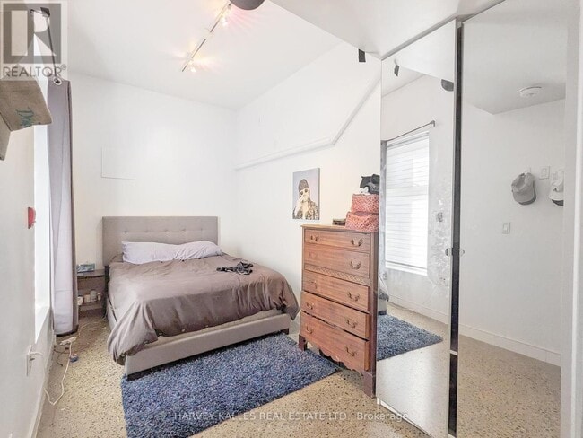 Photo du bâtiment - 214 Bathurst St