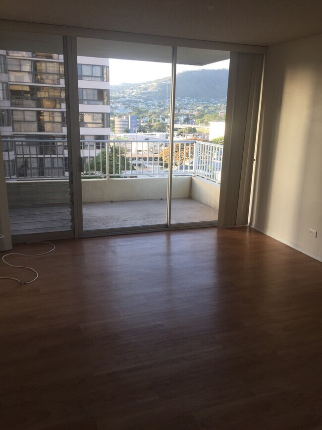 Foto del edificio - Clean 1-bedroom, 1-bath with 1-parking