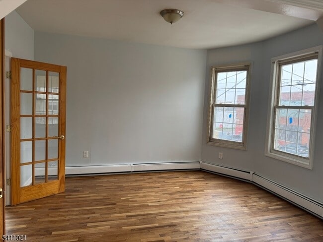 Building Photo - 590 Hawthorne Ave