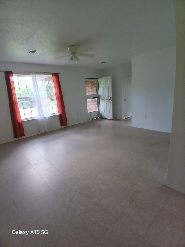 Building Photo - 3 Bedroom 2 bath