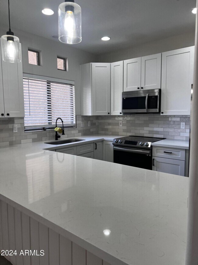 Foto del edificio - 9100 E Raintree Dr