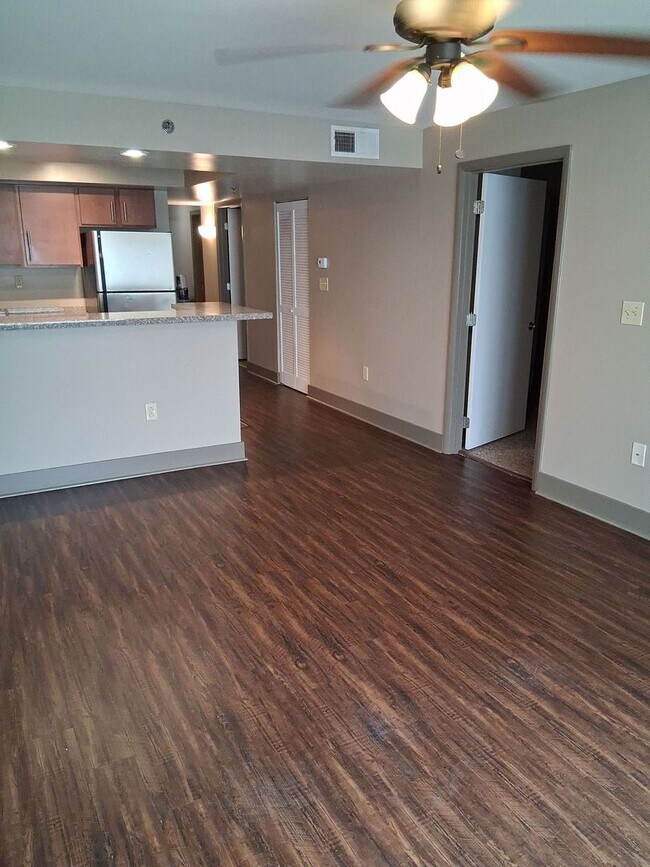 Foto del edificio - NEW LISTING at LAKE PLAZA! Available for FALL 2026; rent includes use of one parking space