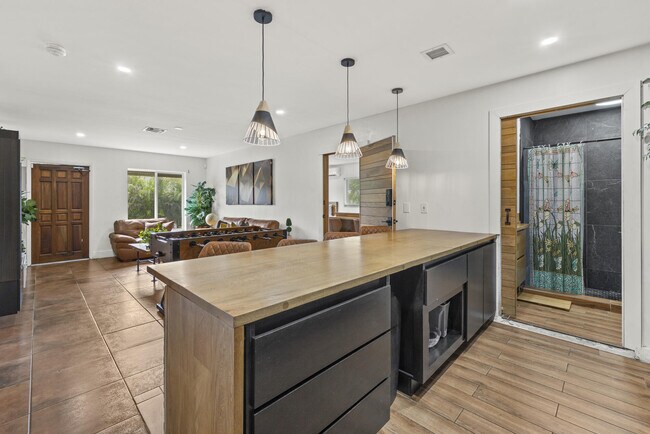 Foto del edificio - 1740 NE 49th St