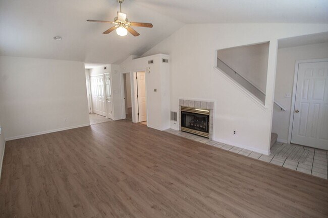Foto del edificio - 5200-5202 Tessa Way