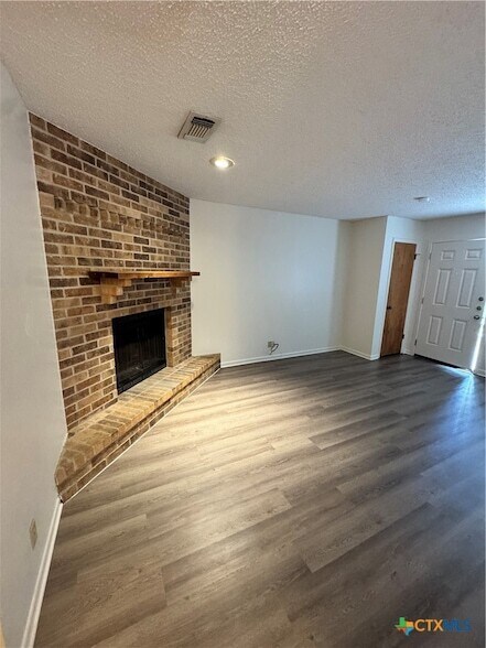 Building Photo - 203 Versailles St
