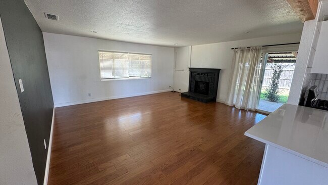 Foto del edificio - 1787 Pinon Ave