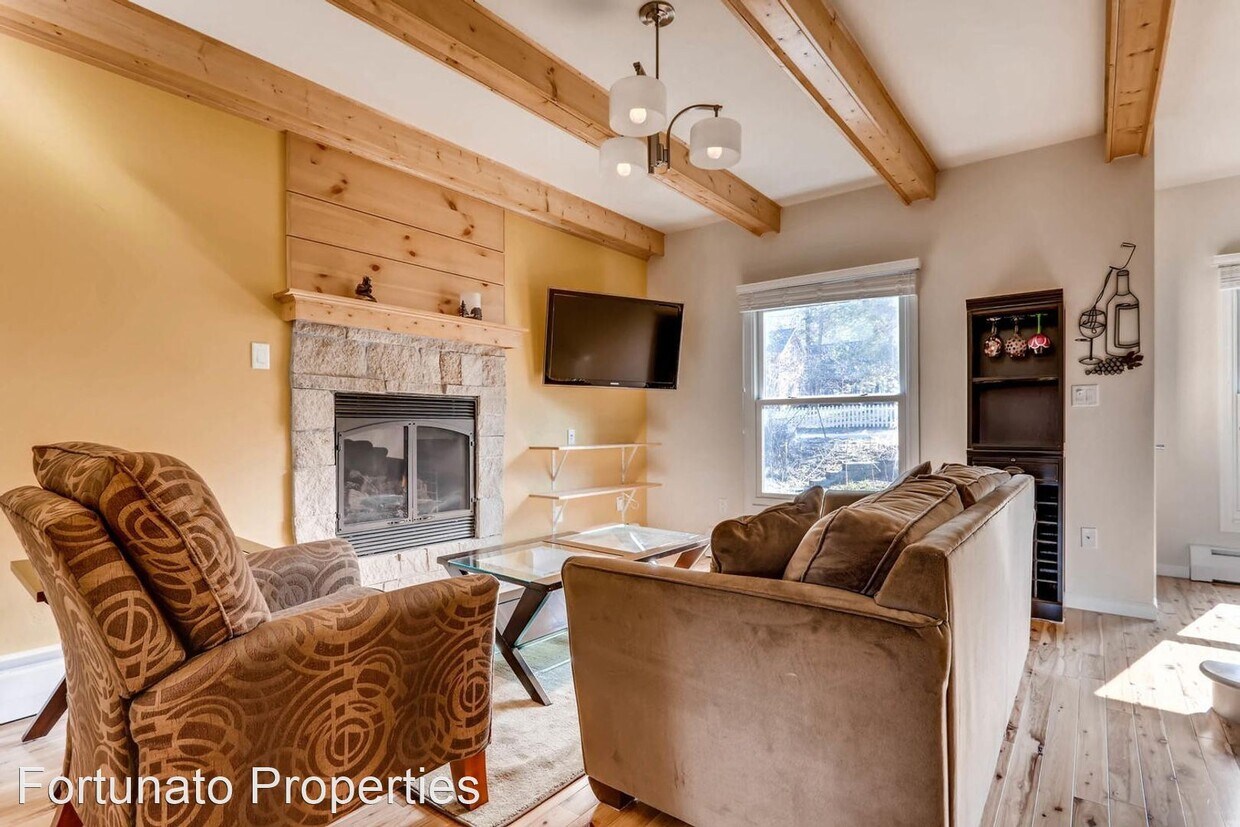 Primary Photo - 3 br, 2.5 bath House - 105.5 S. High St.