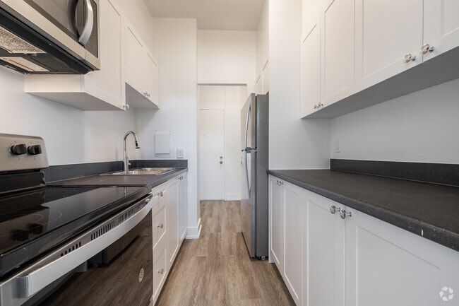 1BR, 1BA - Kitchen - 2880 Carling Avenue