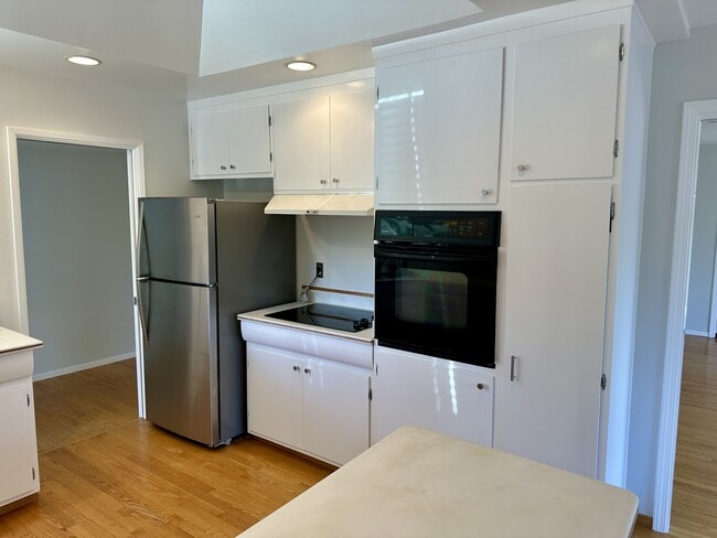 Building Photo - 1633 Honfleur Dr