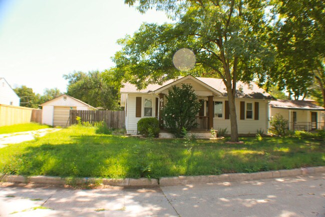Building Photo - 612 N Custer St