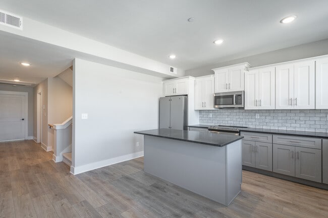 Building Photo - 7175 Garden Grove Way