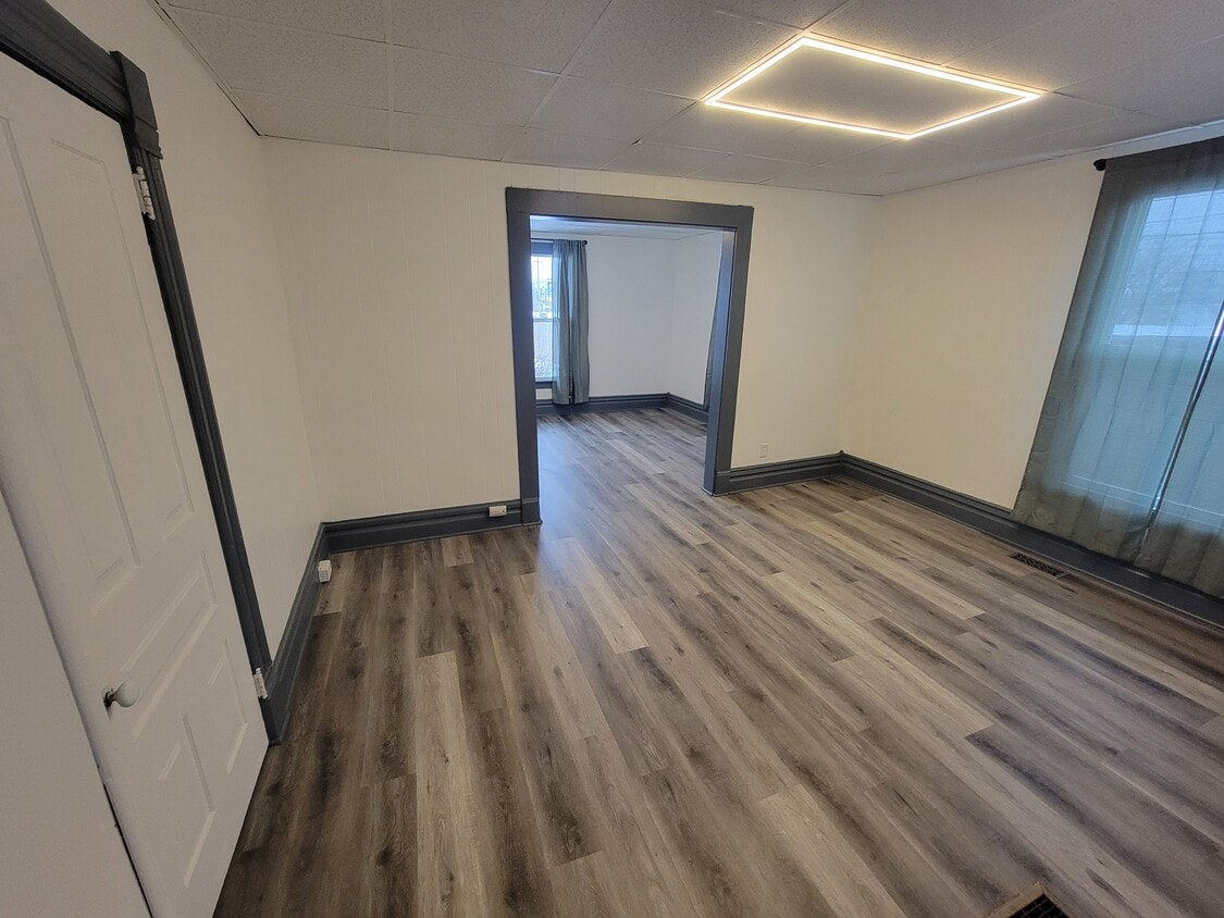 Center Room - 607 Manchester St