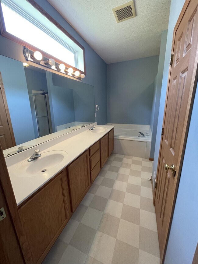 Foto del edificio - 1694 Oakbrooke Ct