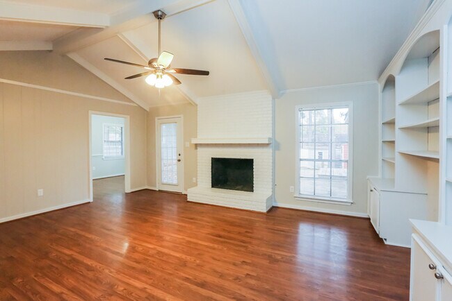 Building Photo - Spacious Home