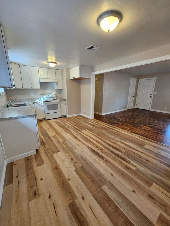 Foto del edificio - Delightful Home Within Minutes to Everything