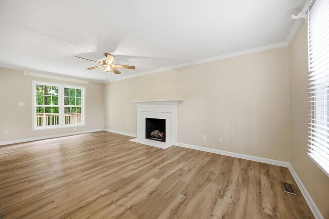 Foto del edificio - Spacious 3BR Home with Deck in Prime Wake Forest Location