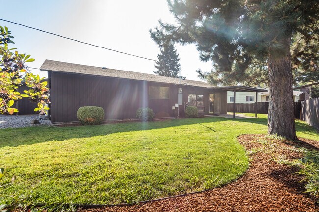 Sun-drenched fully-fenced back yard - 1406 S Division St