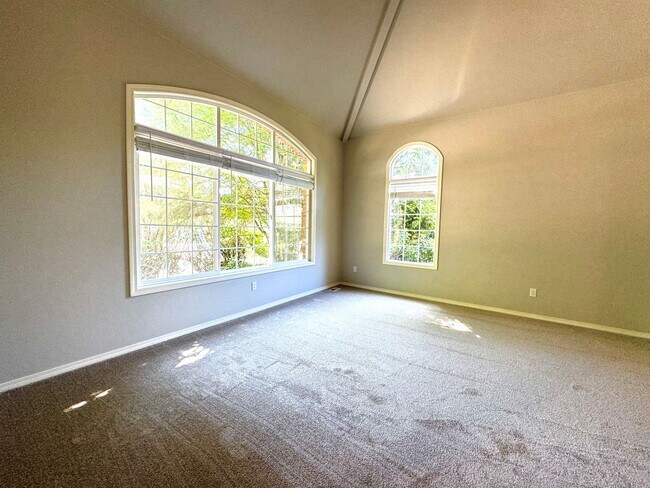 Building Photo - Spacious 4 bedroom plus den in Kirkland Fi...