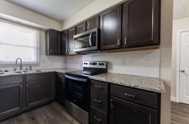 Foto del edificio - PRELEASING FOR MAY 2026!! Gorgeous 2 bedroom 2 Bath 2 Car Garage Duplex!!